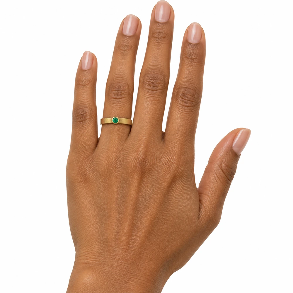 Eon Ring | 18k gold ring on a model