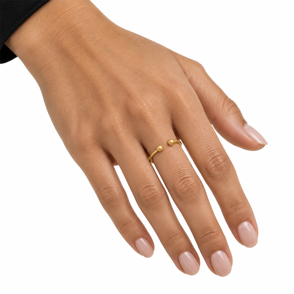 Mira Ring | 18k gold ring on a model