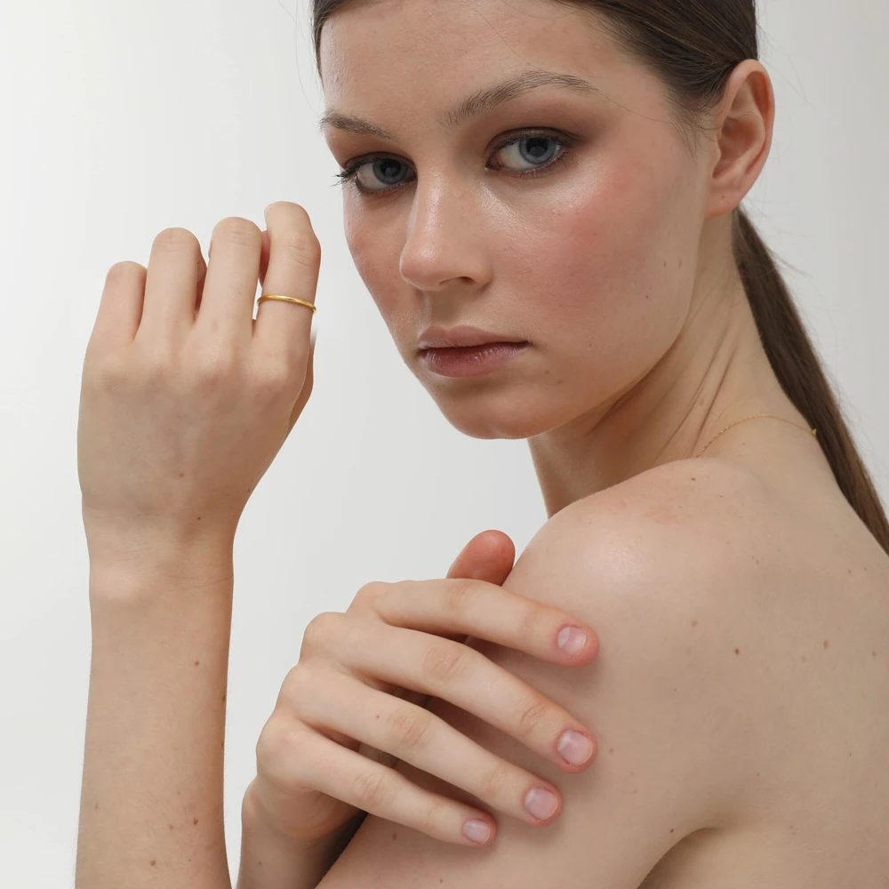 Pure Band Ring | 18k gold ring on a model
