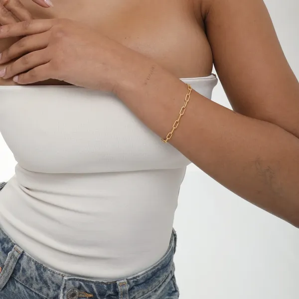 Valora Bracelet | 18k gold bracelet on a model