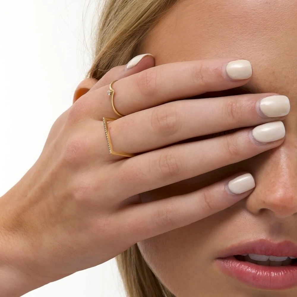 Anima Ring | 18k gold ring on a model
