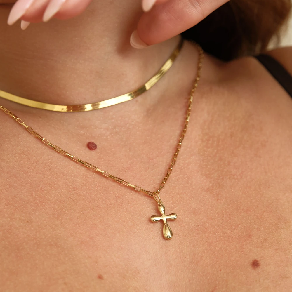 Cira Pendant | 18k gold pendant on a model