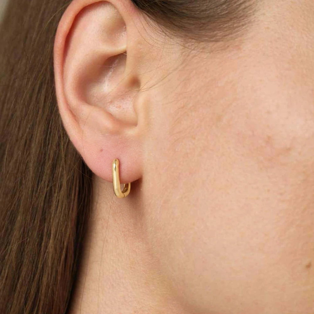 Elva Earring | 18k gold earrings on a model