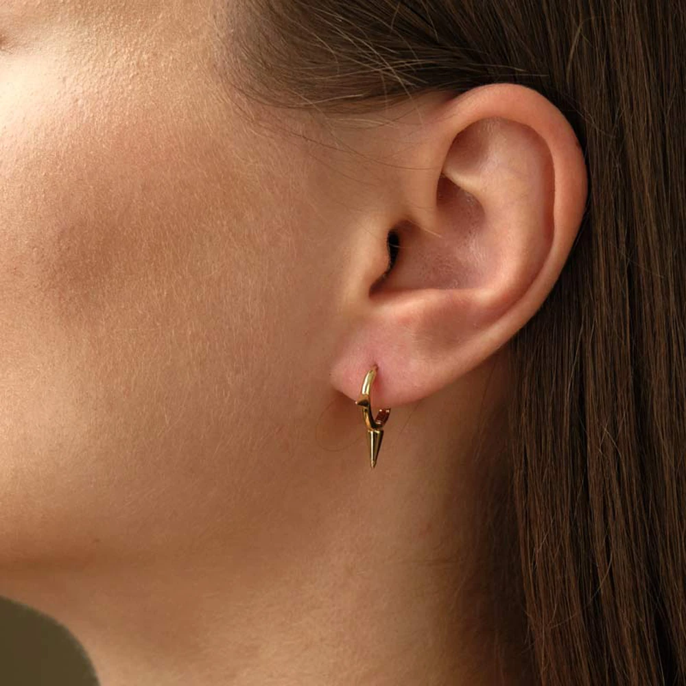 Linae Earring | 18k gold earrings on a model