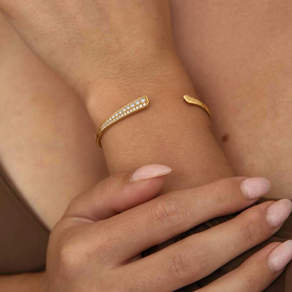 Mirana Bracelet | 18k gold bracelet on a model