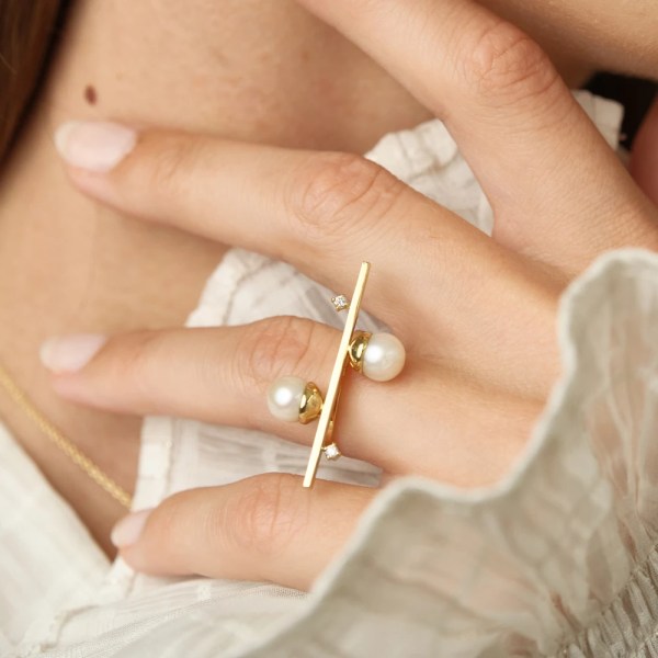 Orella Ring | 18k gold ring on a model