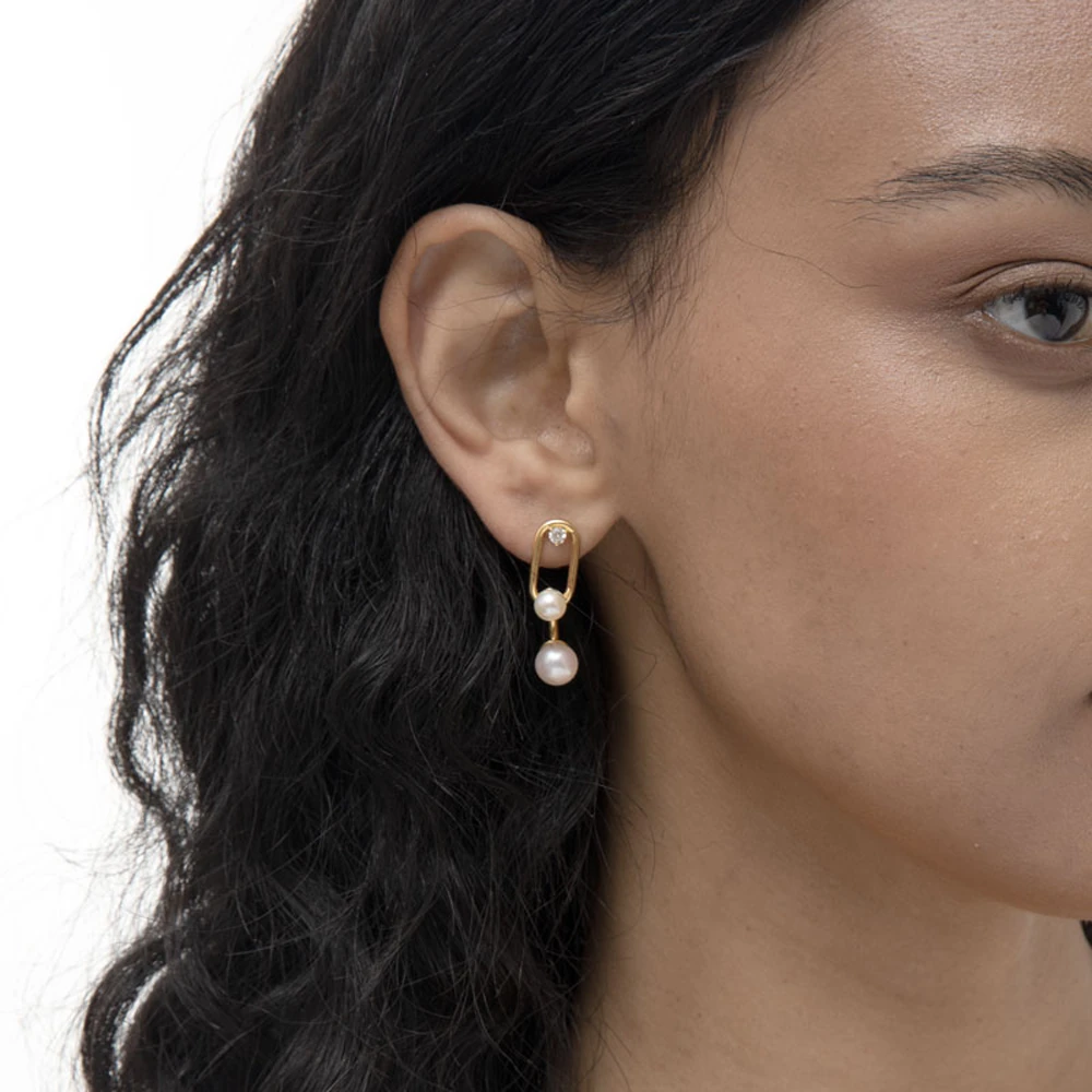 Aeris Earring | 18k gold earrings on a model