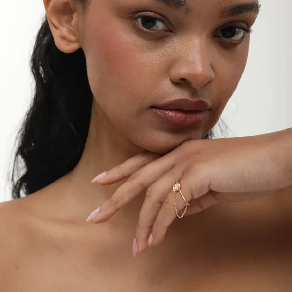 Elure Ring | 18k gold ring on a model