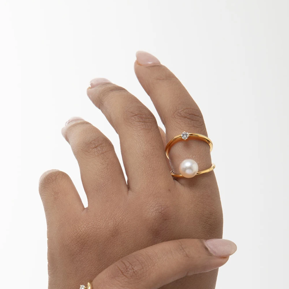 Solra Ring | 18k gold ring on a model