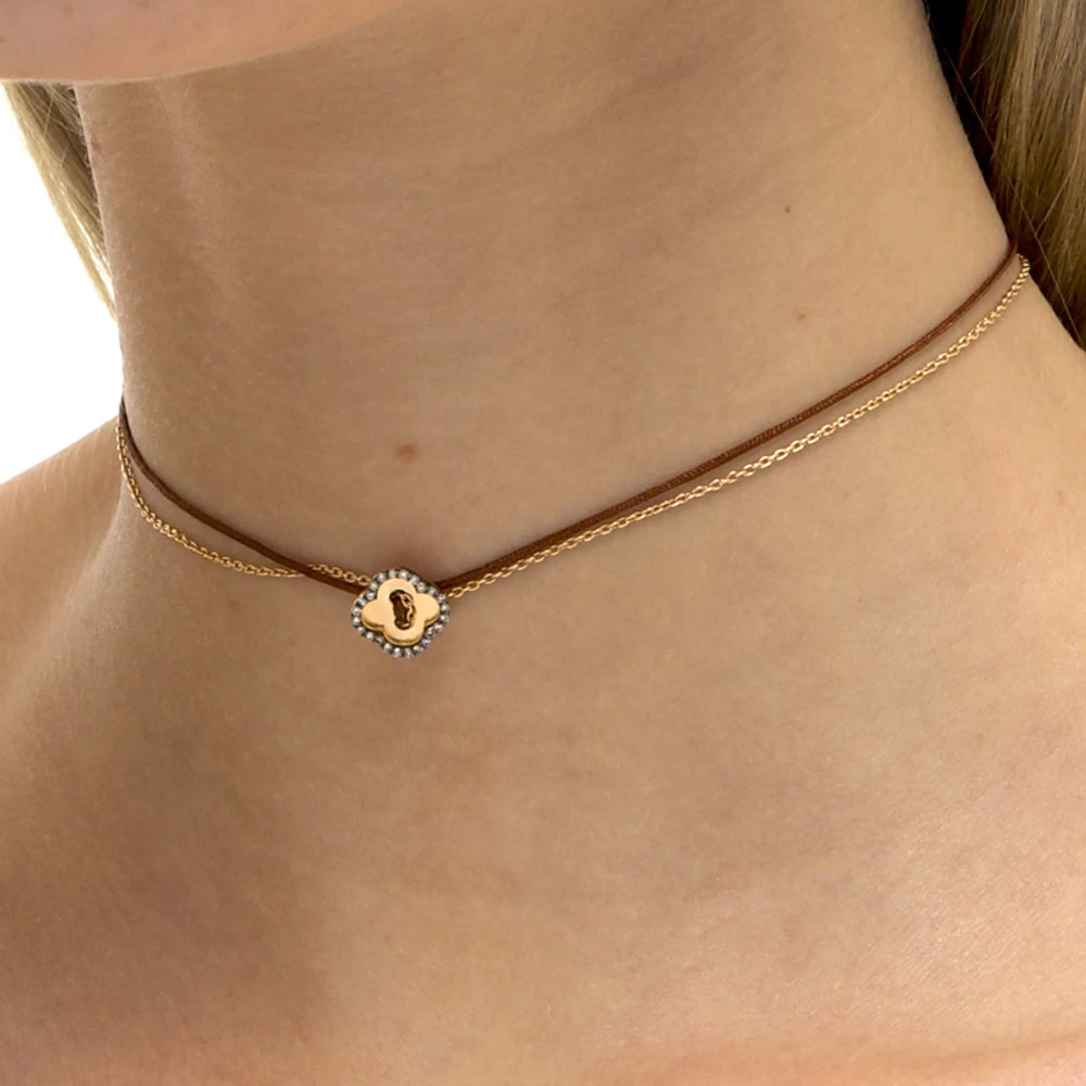 Lunor Necklace | 18k gold necklace on a model