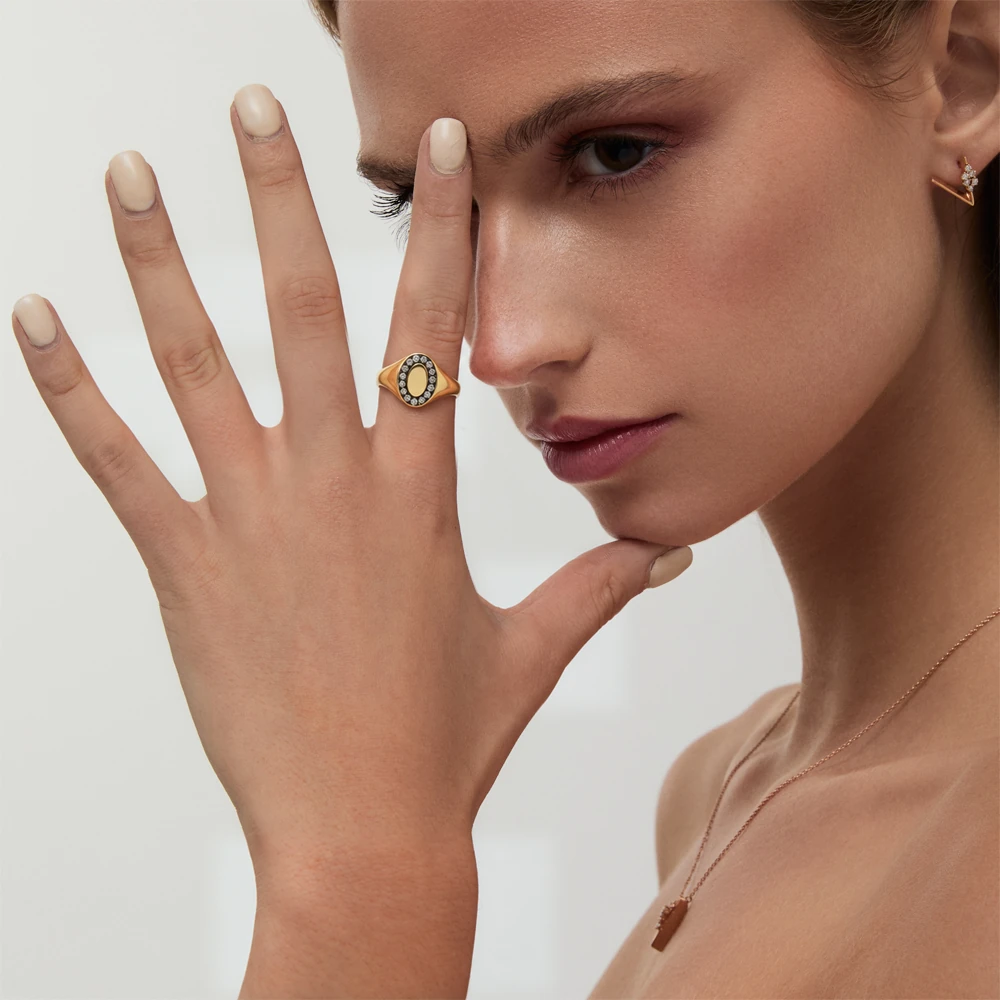 Alva Black Ring | 18k gold ring on a model, showing the oval diamond halo