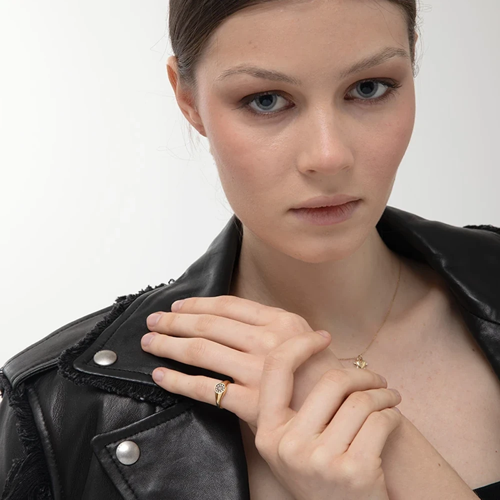Alva Diamond Ring | 18k gold ring on a model