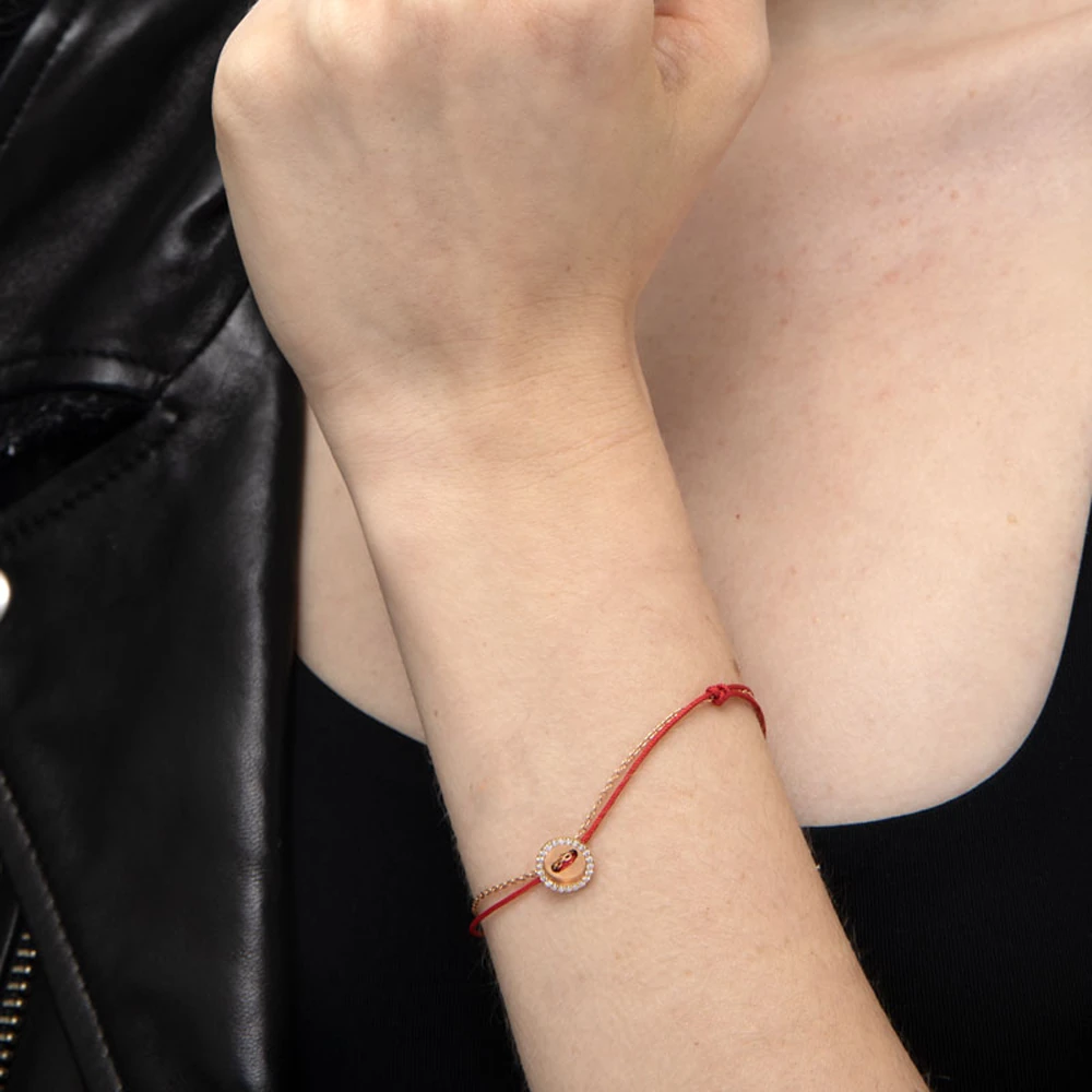 Eloa Bracelet | 18k gold bracelet on a model