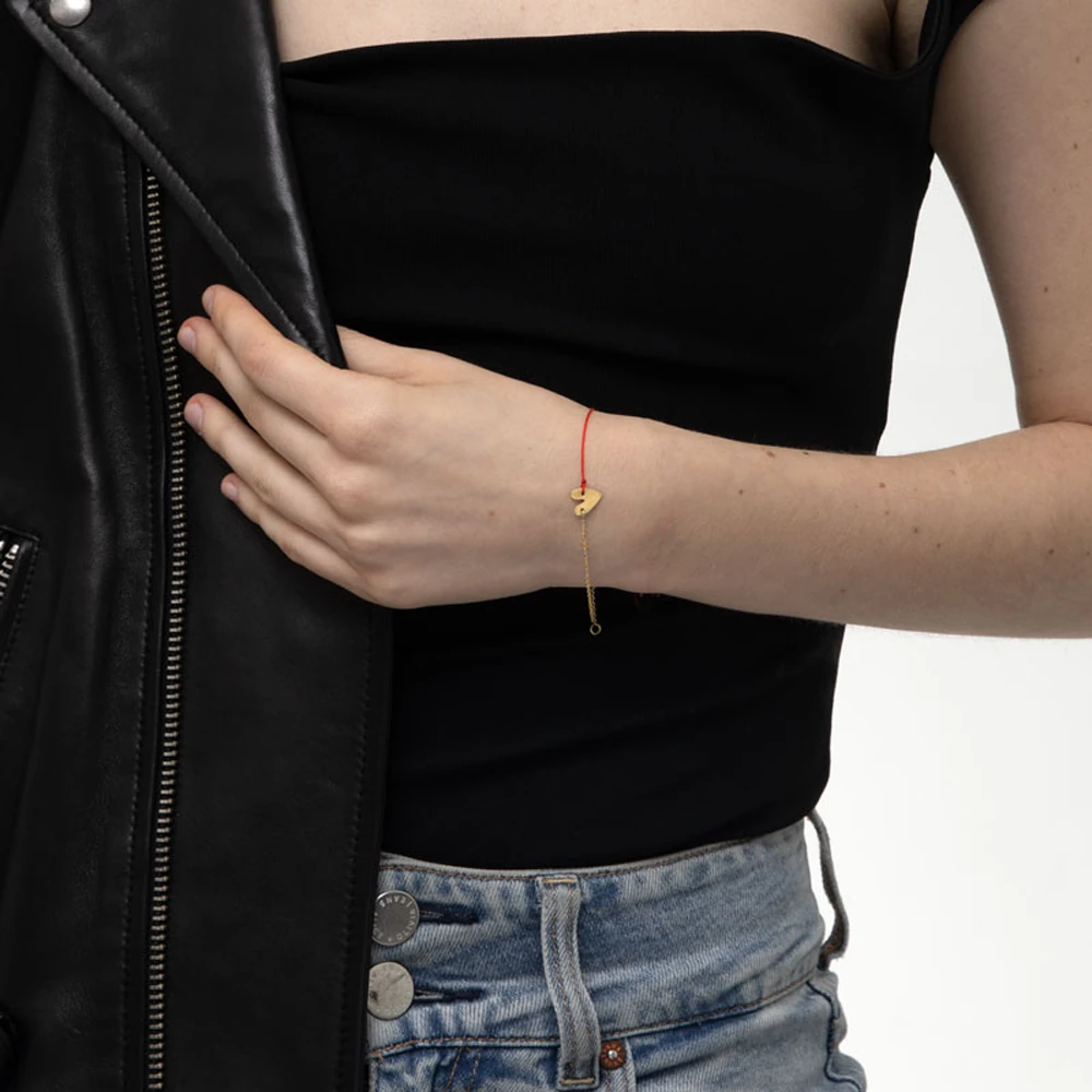 Vion Bracelet | 18k gold bracelet on a model
