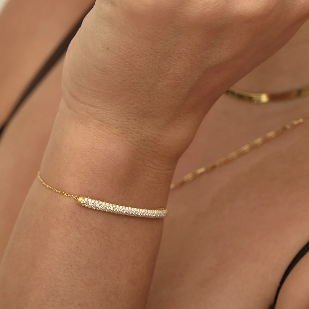 Vitaé Bracelet | 18k gold diamond bracelet on a model – frontal wrist close-up