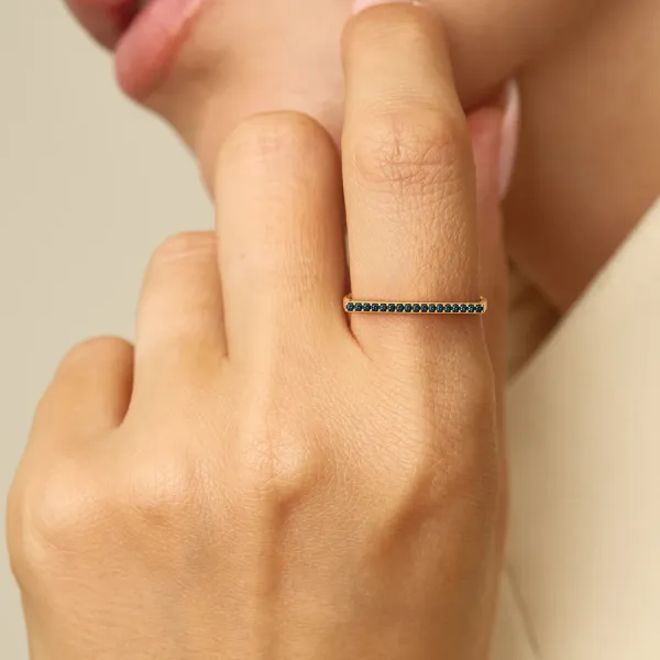 Fiora Blue Ring | 18k gold ring on a model